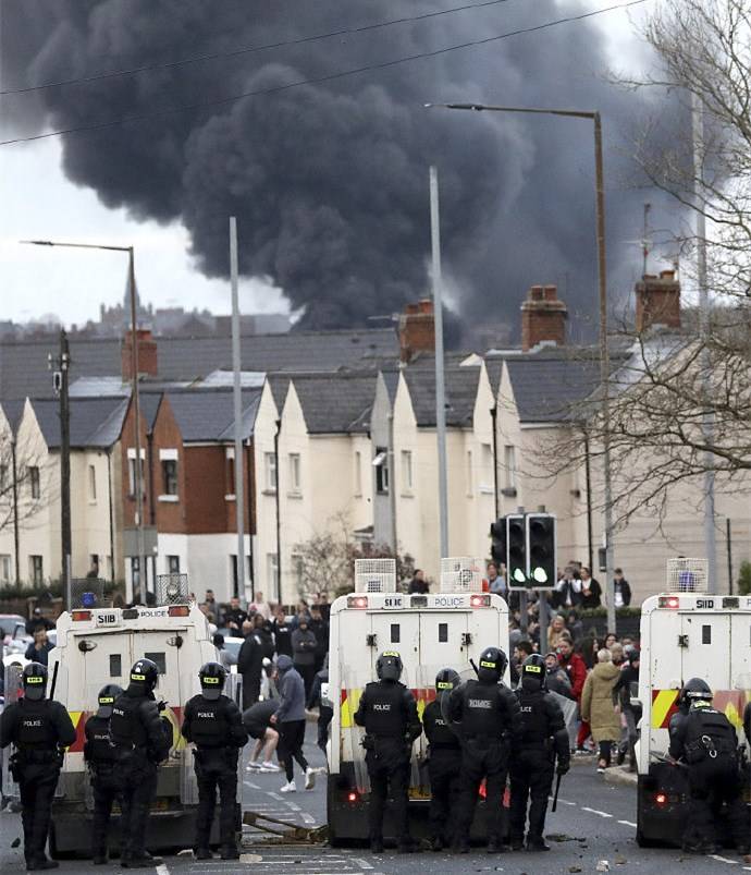 最美风景上演!北爱尔兰爆发大规模骚乱,亲英亲欧势力互掷燃烧瓶