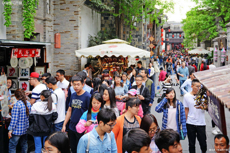 四川成都最火的商业街，排行全球最美街道榜首，每天游客络绎不绝