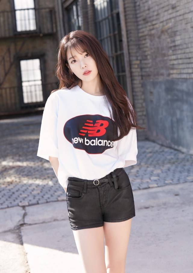 作为女歌手,演员的iu(李知恩),她穿着经典百搭的运动装很甜美,也穿出