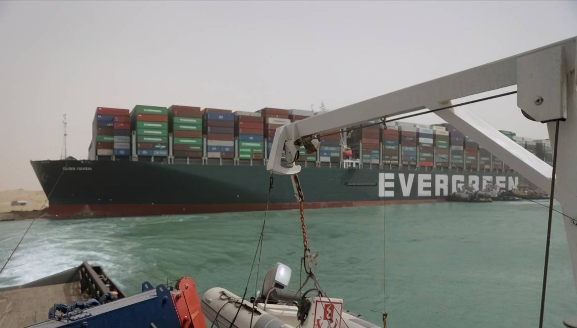 长赐号货轮仍停留在苏伊士运河 要求超10亿美元的赔偿