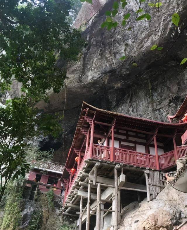福建一座悬崖峭壁之中，悬空挂着一座阁楼，距今已有800年的历史