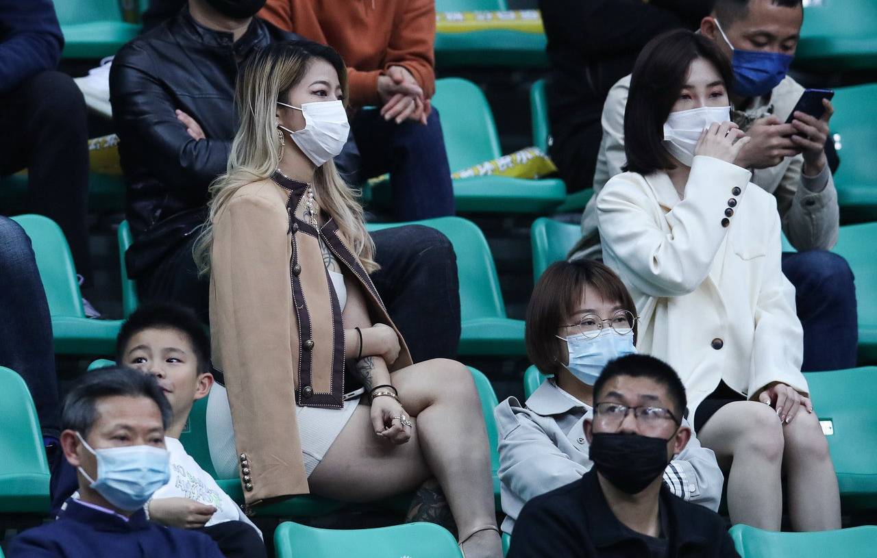 美女球迷cba现场助威,目睹赵睿伤退 广东男篮惨败