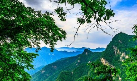 “中原极顶”，中国最美的地方之一，引女游客攀爬劈叉留影