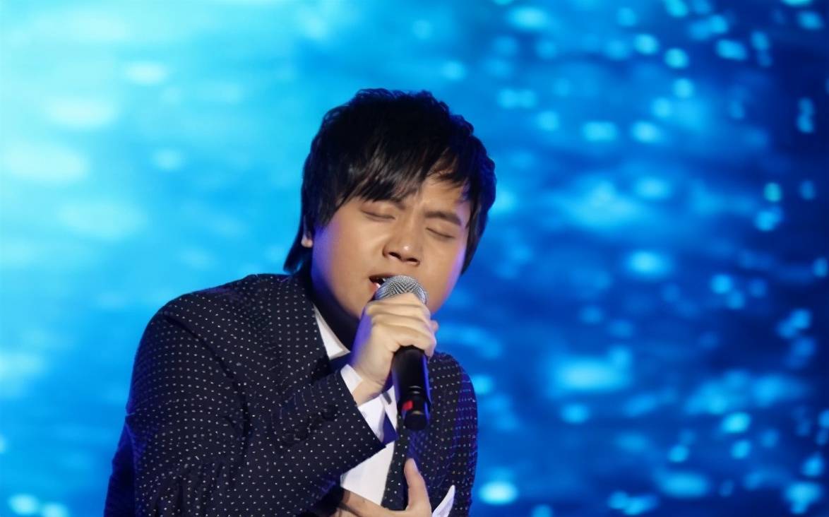 19岁靠唱歌一天赚1万,春晚都请不动他,却没人敢说他耍大牌_郑源