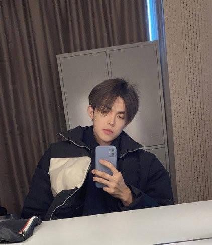 张雨绮新恋情曝光,男方小其8岁,李柄熹微博沦陷:法国排到号了