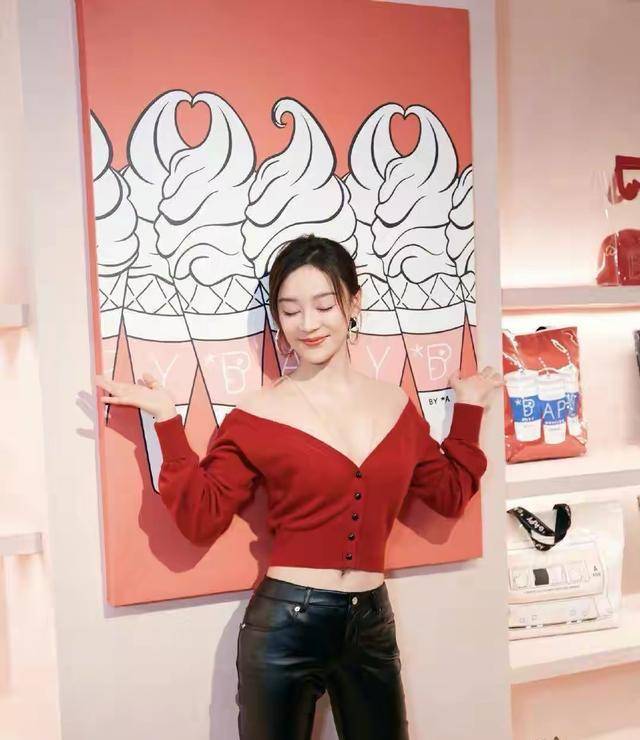 原创袁姗姗厉害了,露脐上衣搭皮裤藏不住小蛮腰,不愧是马甲线女神