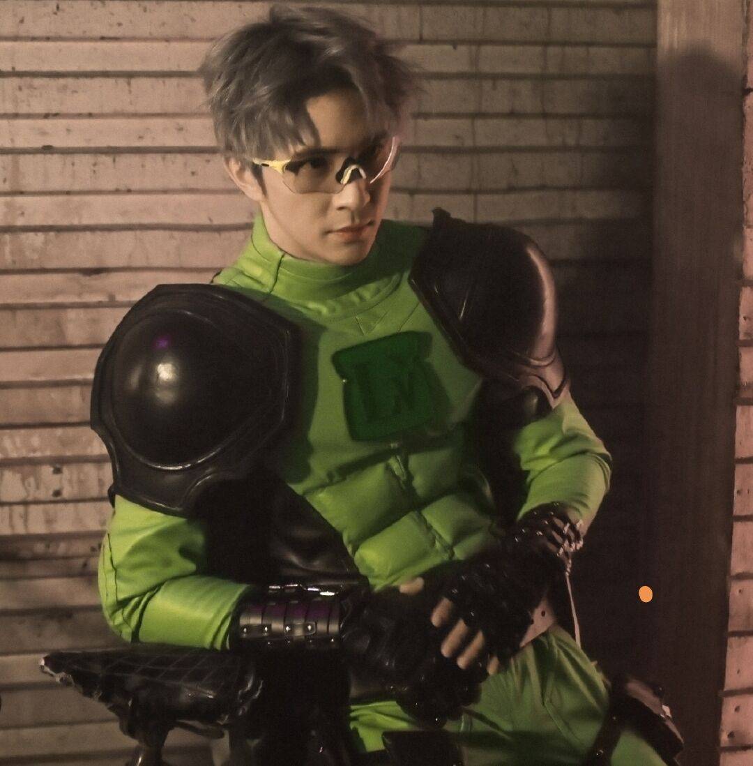 所以说,薛之谦皮肤这么好,和"绿豆侠"这个身份一定有不可分割的关系