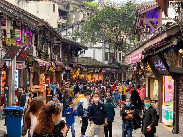 每座城市都有一条古老的街道，重庆叫磁器口，福建泉州叫西街