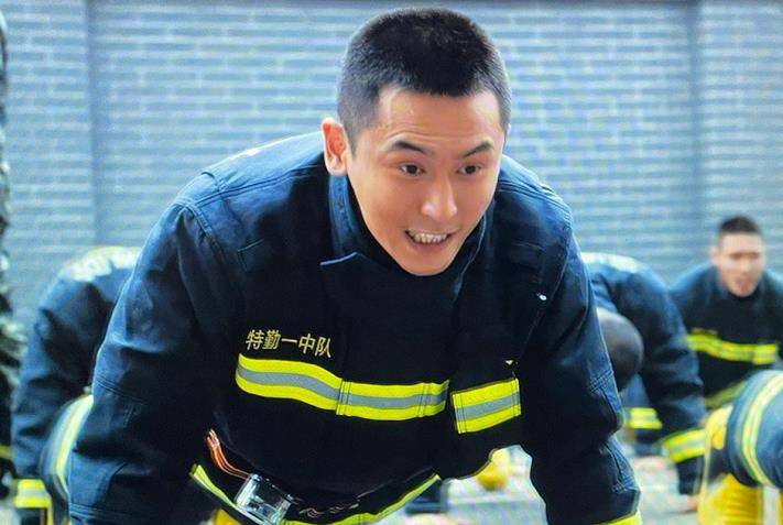 考古张哲瀚曾演《烈火英雄》!为救同伴葬身火海,高能场面太催泪