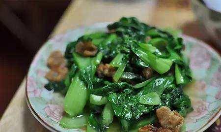 猪油炒菜不仅又香又好吃,而且营养也很高,富含多种营养物质,还能解毒