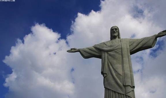 世界上最大的耶稣像，用1200吨石头雕成，高达40米，屹立高山之巅