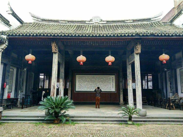 浙江一处落寞的江南古镇，已有千余年的历史，至今保存大量古建筑