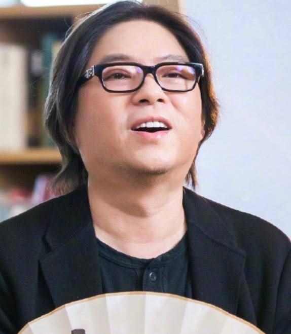 原创52岁高晓松暴瘦26斤,还割欧式双眼皮,美白牙齿,油腻大叔变回了帅