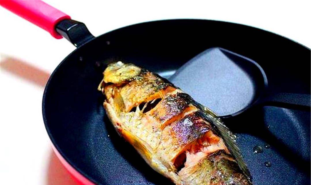 梦见过世的父亲拿死鲫鱼去别人家烤，探索潜意识的深层含义与情感共鸣