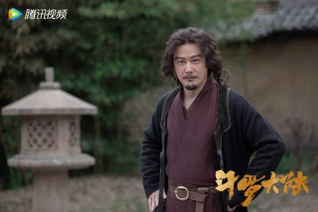 《斗罗大陆》剧版与动漫版人物扮相大对比,唐三帅气,大师最坑