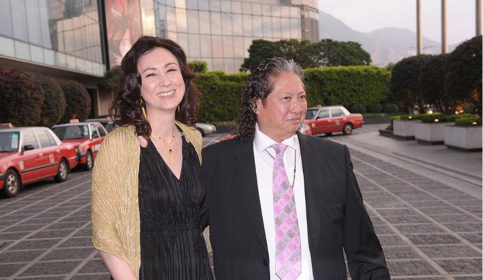 洪金宝的老婆身材真好穿黑裙显得腿好长比丈夫还高一头