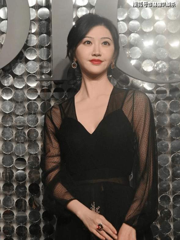 景甜身穿黑纱深v纱裙彰显朦胧美这才是事业线