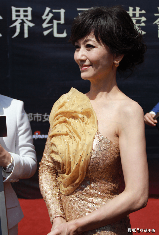 原创赵雅芝的原装五官无惧皱纹66岁还能穿斜肩连衣裙状态让人嫉妒