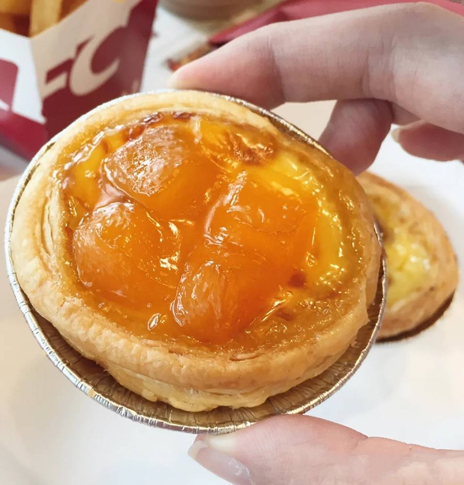 相比起樱桃蛋挞,肯德基之前的黄桃蛋挞与蛋奶的相融度更高,也更好吃.