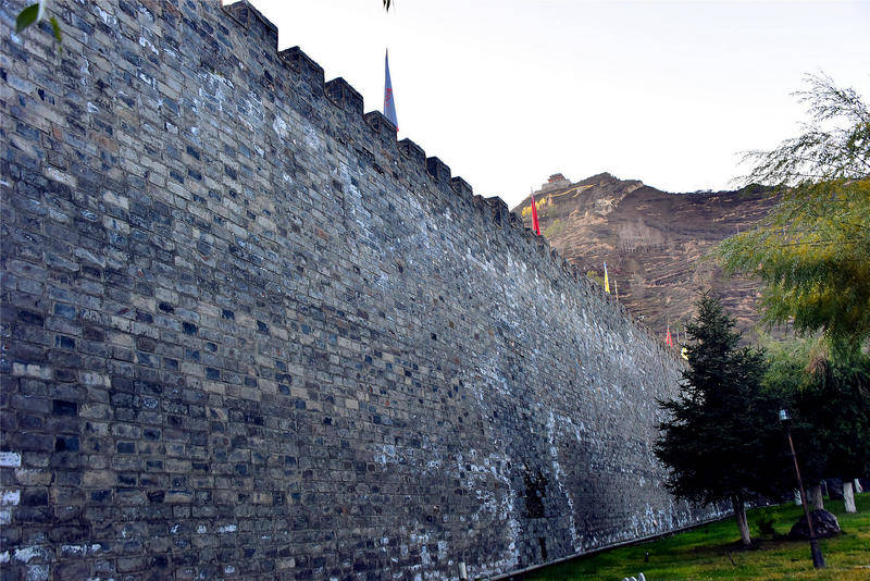 松州古城墙最早修建于唐朝，东门名为“觐阳门”、南门名为“延薰门”