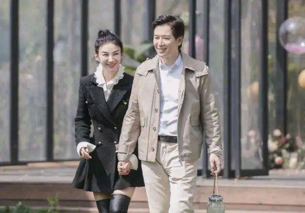 原创黄奕崔伟牵手成功8岁女儿懂事有礼貌为妈妈约会神助攻