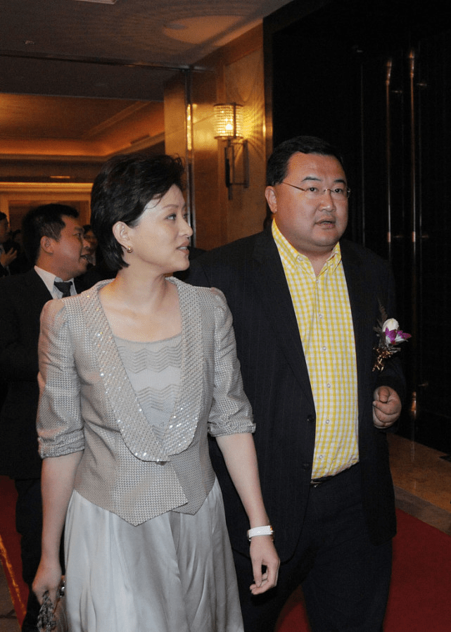 作为一位本身就很有气场的女主持,杨澜的长裙时尚造型,能够给人一种