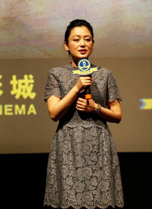 陈红陈凯歌甜蜜亮相穿裸色刺绣连衣裙气质太出众