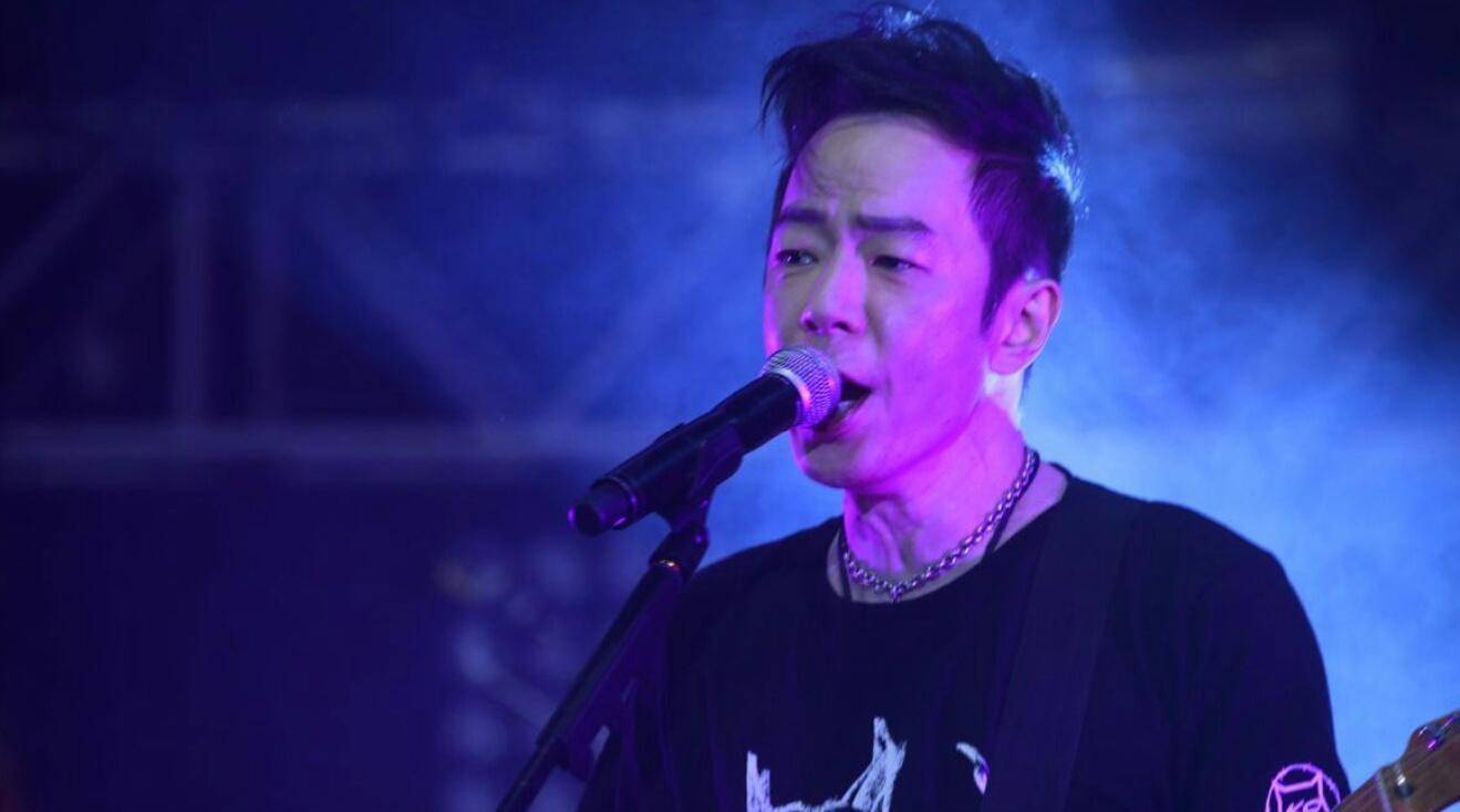 朱茵老公黄贯中曾发文警告自己的父亲