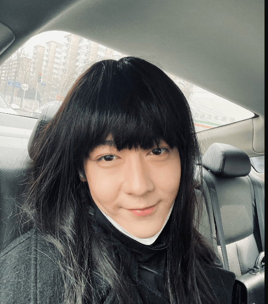 姜思达奇葩女装扮相,紫色吊带搭配粉色蕾丝袜,与王菊比美毫不逊色