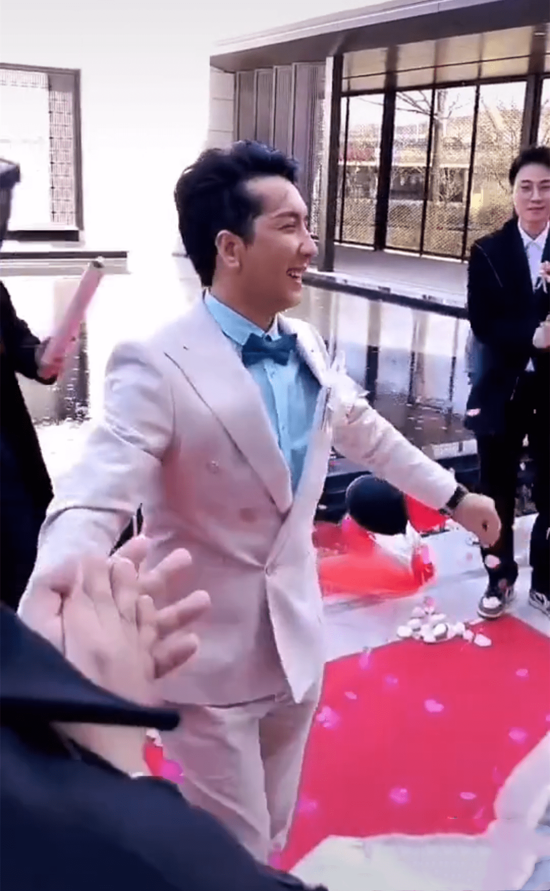 原创恭喜!"新疆憨豆"叨叨大婚,婚礼简单浪漫,新娘被誉为石榴女神