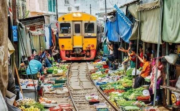 世界最危险的菜市场：开在火车经过的轨道，却还有很多小贩在经营