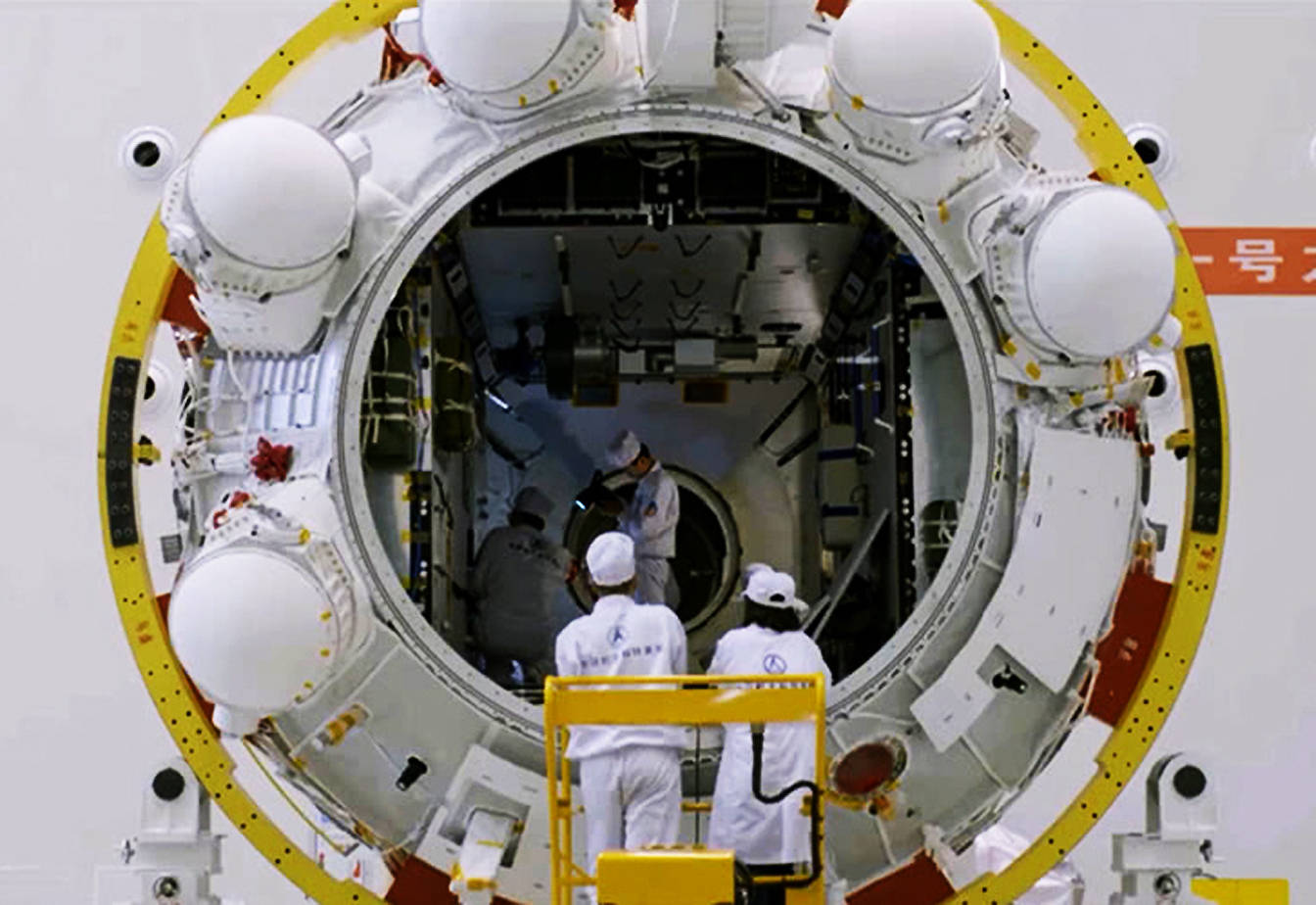 从外观上看,天和一号核心舱分为大柱段,小柱段,节点舱三部分,大柱段