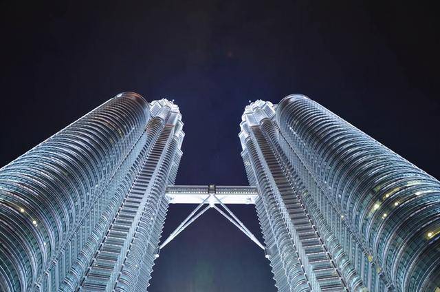 曾经世界最高的摩天大楼，如今屈居第16，但仍是世界最高的双塔楼
