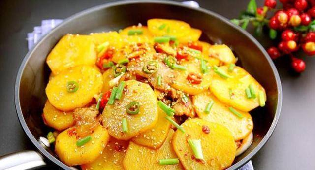 原创教你做家常版干锅土豆片,香辣可口,非常下饭,2分钟就能学会