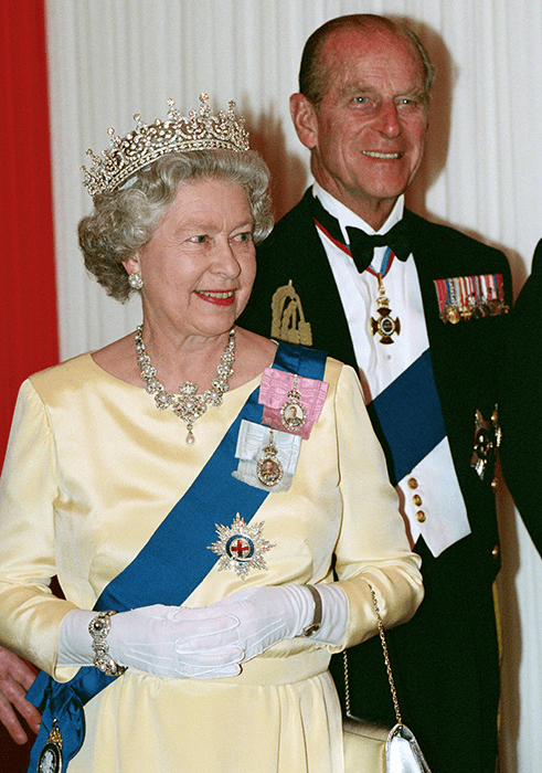 自从英国王室的菲利普亲王去世后,关于他和英国女王的爱情故事就一直