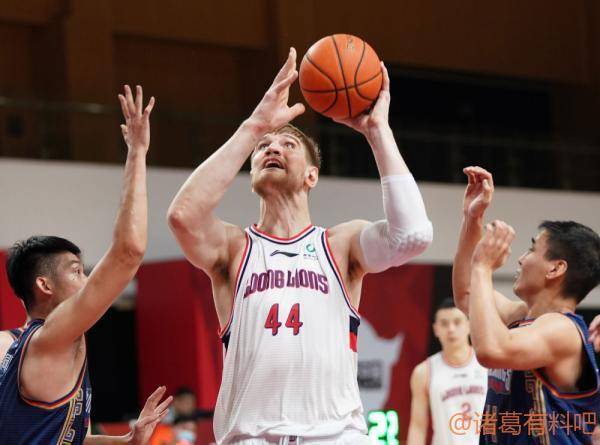 而他的第一站就来到了广州男篮,不过由于赛季初期,广州拥有哈斯