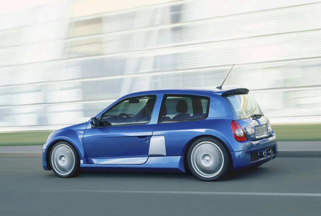 "以为它是钢炮,实际上它是超跑",中置后驱mr布局的雷诺 clio v6