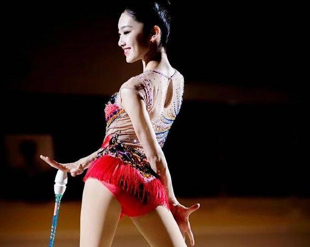 她颜值不输张豆豆,肤白貌美明艳动人,退役上北体,今23岁仍单身_刘佳慧