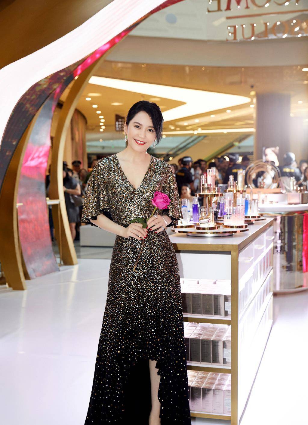 49岁俞飞鸿穿彩钻深v礼服裙气质迷人性感大气红唇丰满好迷人