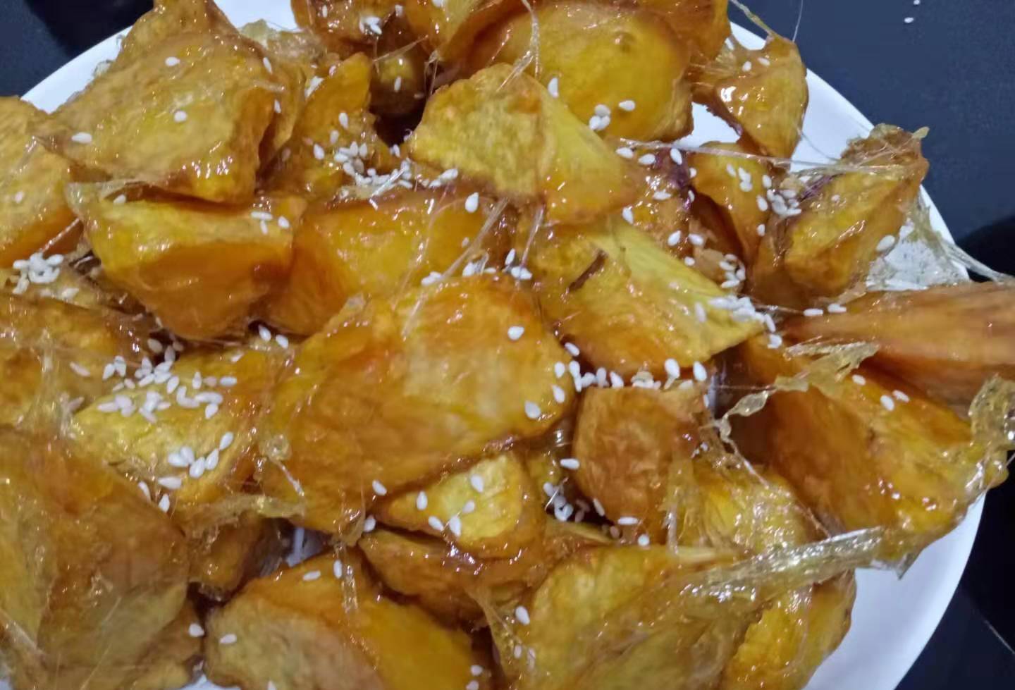 做拔丝地瓜是生着放油锅炸吗只需要一分钟比饭店的还要好吃