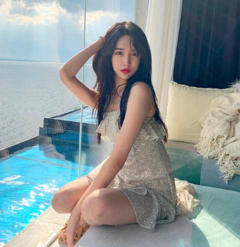 原创艾比变性事件后首次晒照染黄发穿jk裙美得像个混血儿