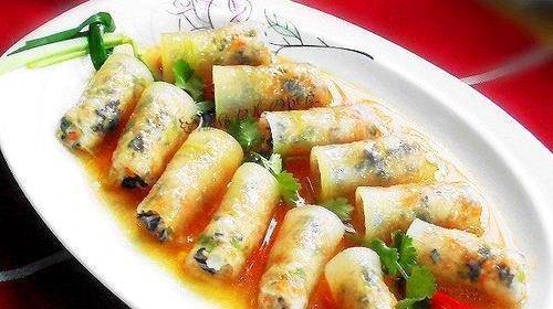 2,木耳,玉兰片,火腿,鸡肉分别洗净,切丝;胡萝卜洗净,去皮切丝.