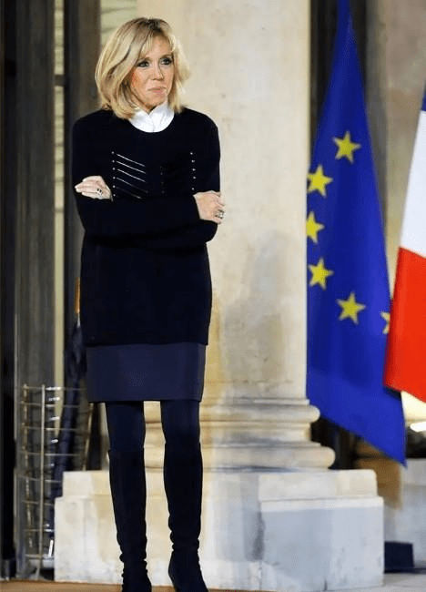 法国第一夫人久违亮相,穿纯色连衣裙瘦出小鸟腿,满脸皱纹仍自信