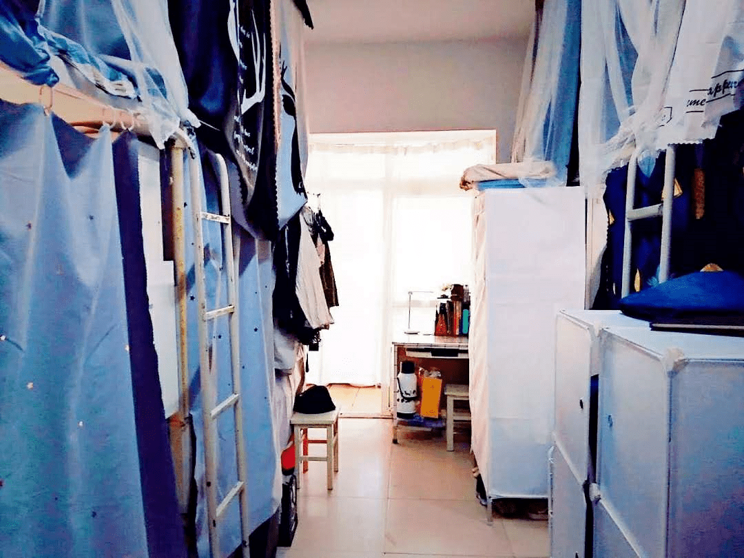 08鲁迅美术学院①鲁美大一的宿舍6人间,上下床,全宿舍共用一张大桌子