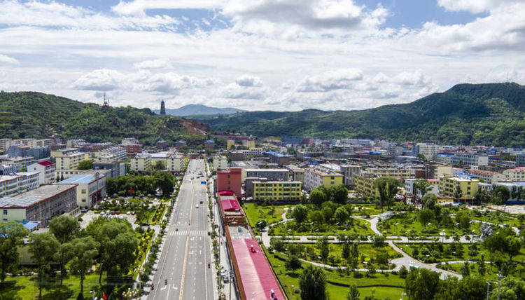 山西忻州一个县，县城位于三河交汇，屋顶多是蓝色