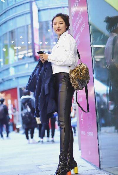 皮裤加皮靴,小姐姐这一身穿搭,真是完美展现了自己的身材