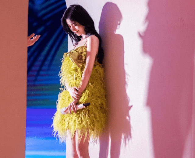 鞠婧祎全身涂满粉底和高光精致得像洋娃娃却失去了以前的灵气