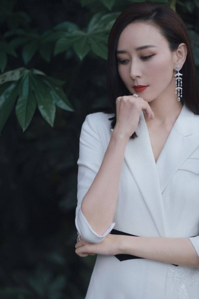 原创胡静真贵妇偏走女团风,西装裙大胆高开叉,还用"布条"勒出蛮腰