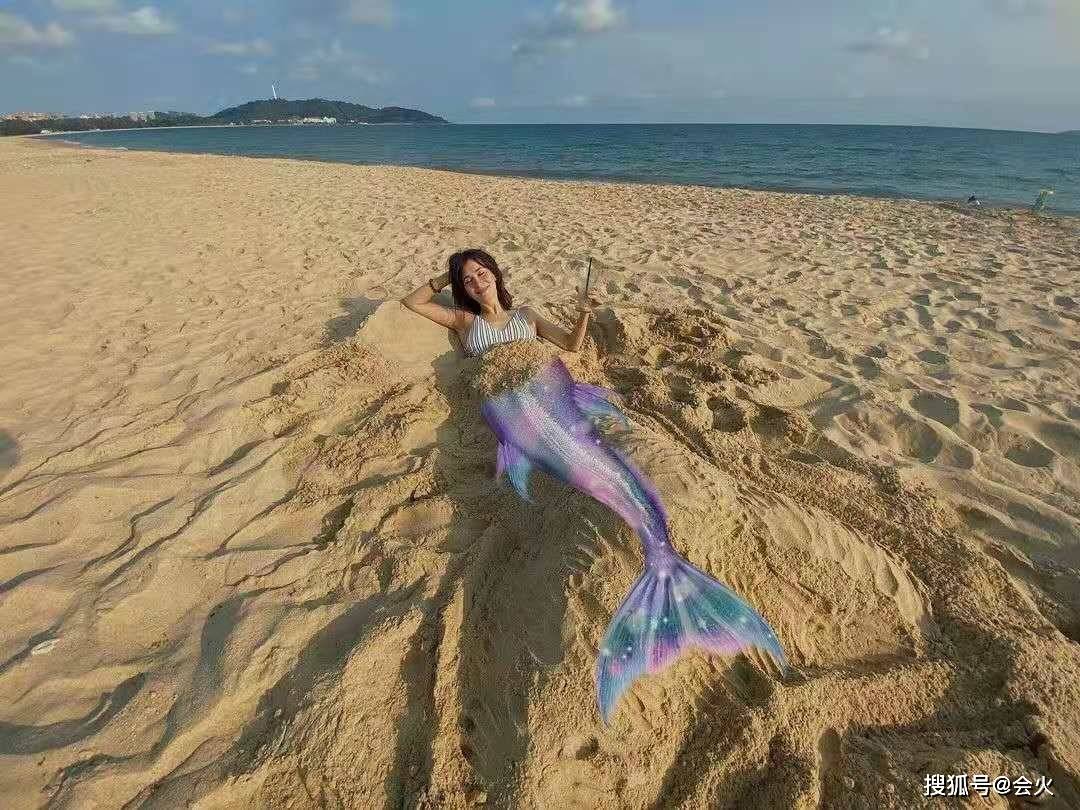 韩庚妻子卢靖姗晒泳装照 沙滩跳跃秀身材 一双长腿太吸睛 照片