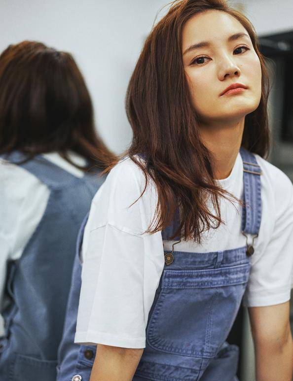 与休闲鞋会看起来很加以融入,可是此次馨子却配搭上一款乳白色的凉拖